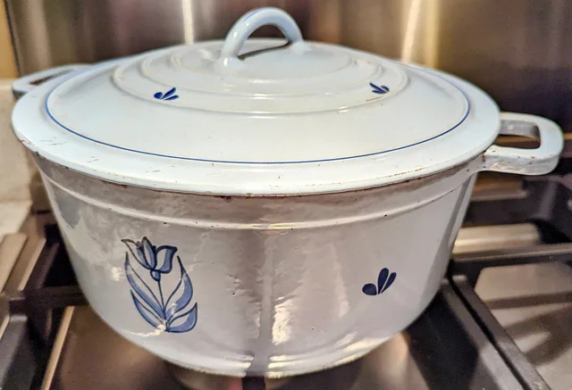 Delft Blue Druware Dutch oven with two side handles and a matching lid