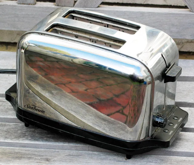 Reflective two-slot Sunbeam toaster with a side lever and controls