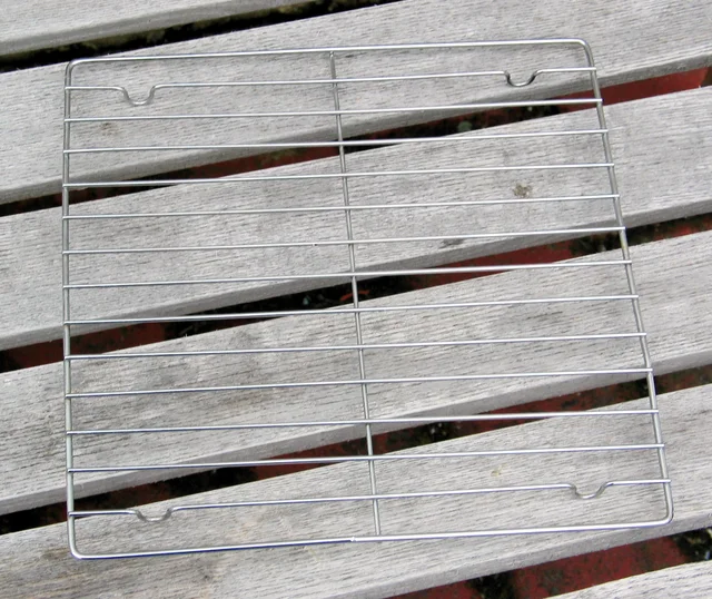 Rectangular wire cooling rack with parallel bars and bent-wire feet